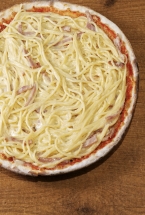 PIZZA ESPAGUETI A LA CARBONARA